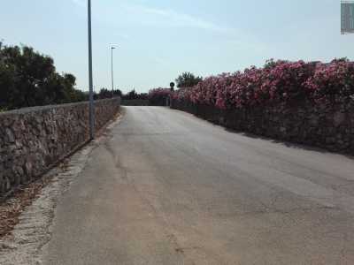 Per raggiungere Portalga bisogna dirigersi verso la periferia sud di Polignano. Nei pressi dello stadio parte via Federico Fellini, una viuzza che taglia i campi delimitata da muretti a secco e piante di oleandro